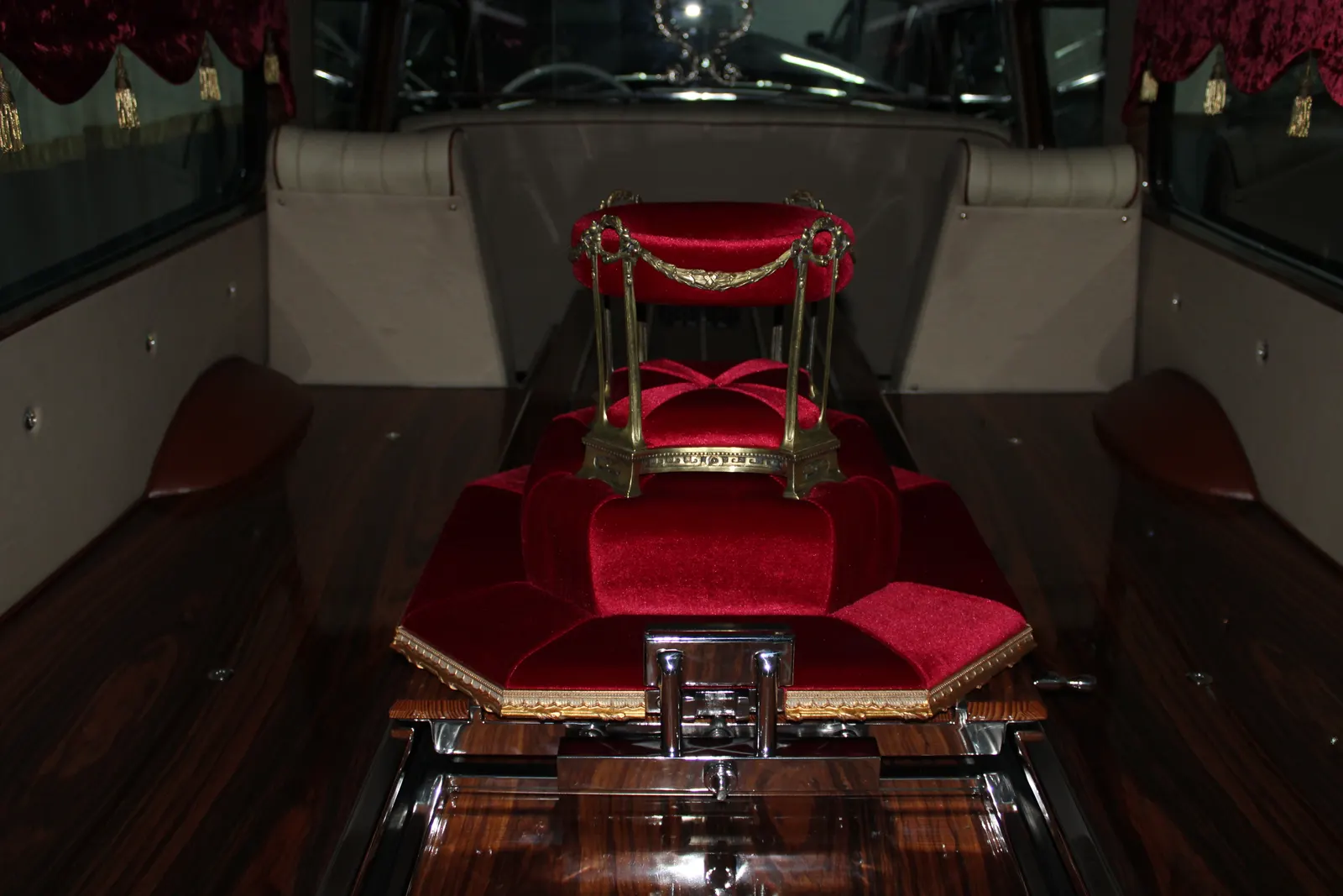 Interior do carro fúnebre clássico cerimonial com suporte de cinzas em veludo vermelho