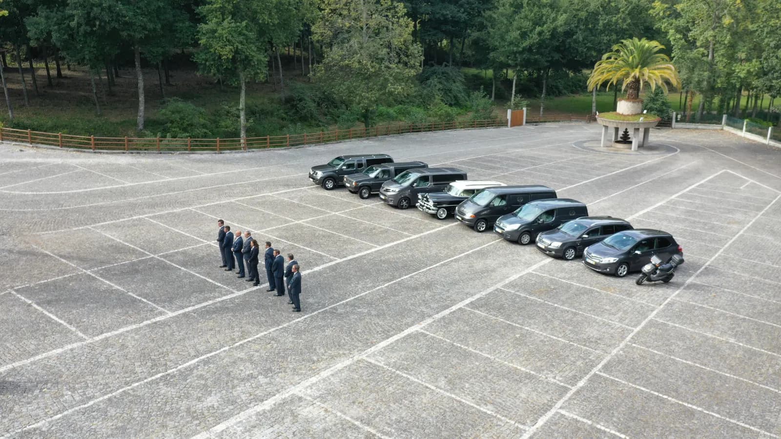 Frota e equipa da Agência Funerária Fernandes & Monteiro