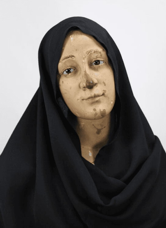 Roca II - figura feminina enlutada