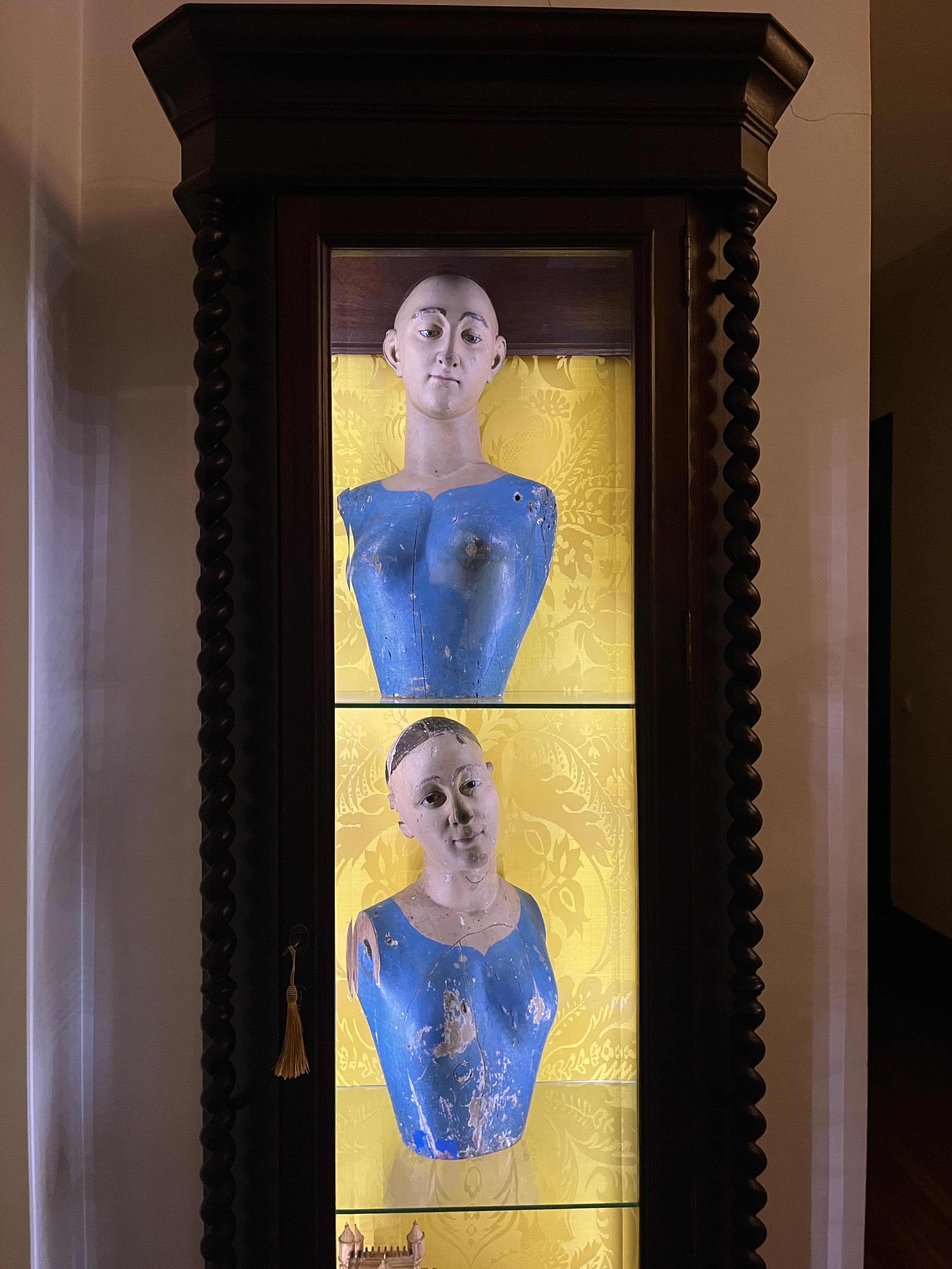 Vitrine com espólio da empresa